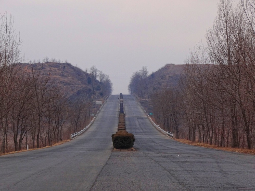 DSC01407PyongyangEmptyHighway.JPG